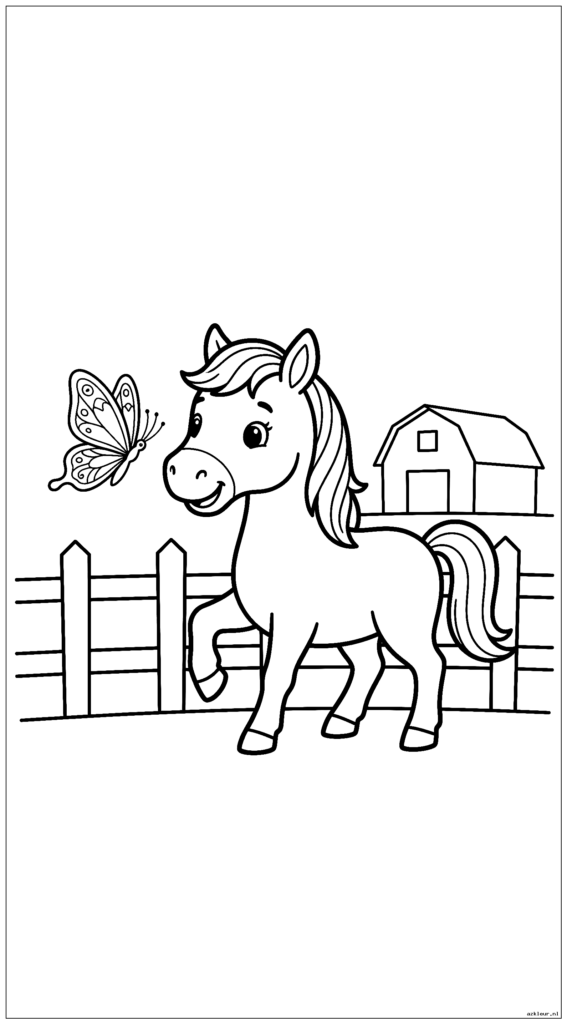 Cute cartoon paard spelen met een vlinder in de buurt van het hek van de boerderij