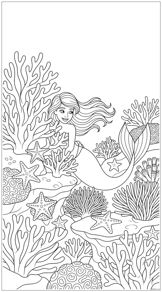 Jonge zeemeermin speelt verstoppertje met zeesterren achter koraalformaties