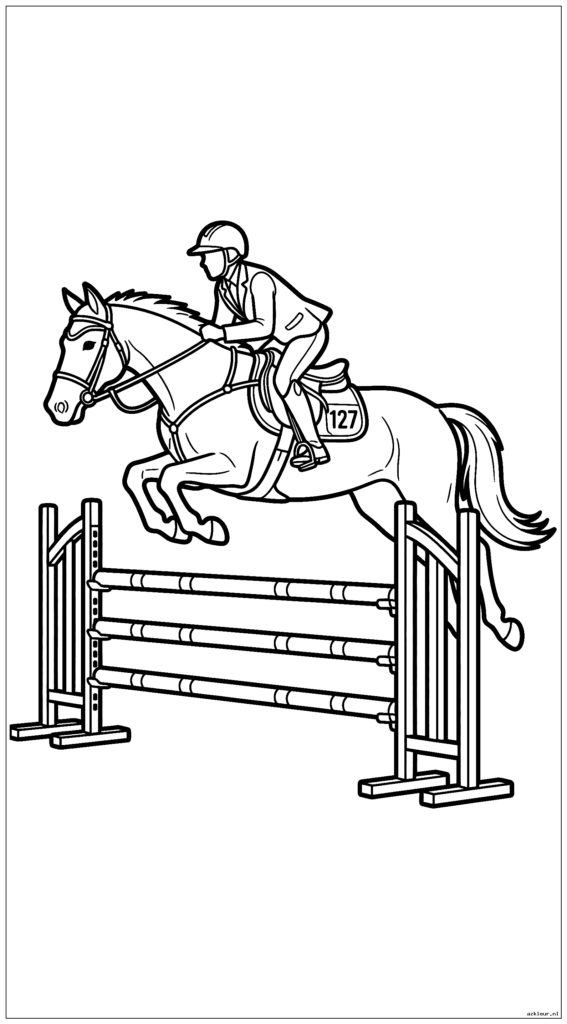 Paard en ruiter zweven over een drievoudige oxer-sprong met perfecte vorm