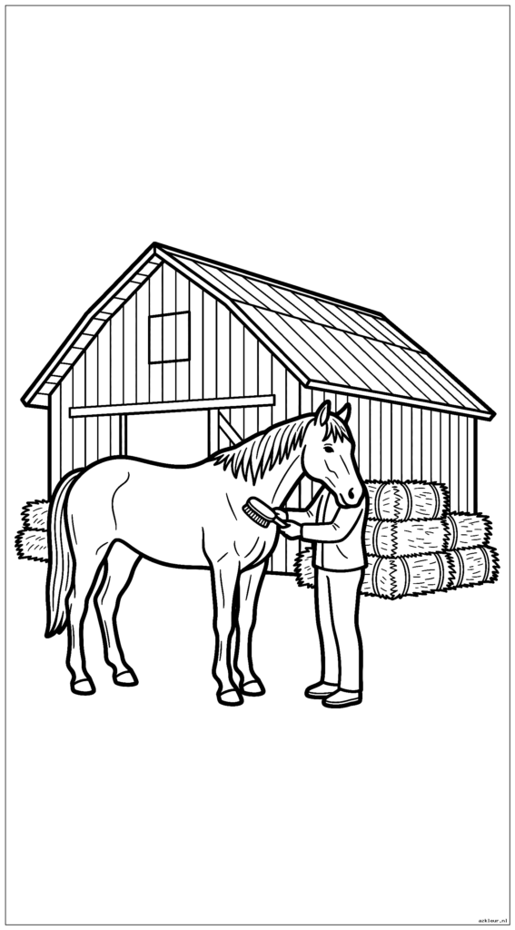 Ruiter verzorgt zijn paard buiten een traditionele schuur met hooibalen in de buurt