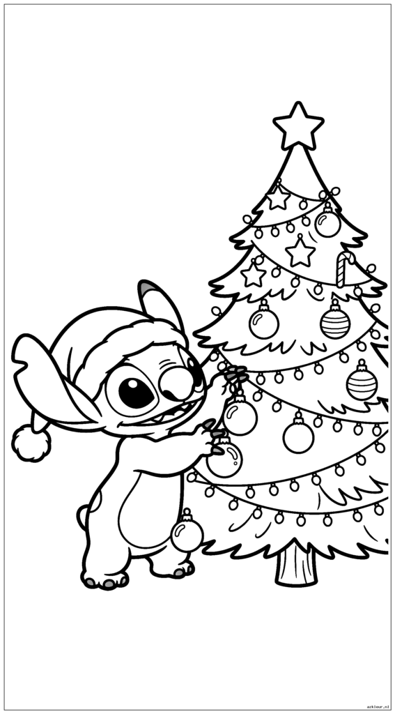 Schattige Stitch draagt ​​een kerstmuts terwijl hij een kerstboom versiert met versieringen en lichtjes