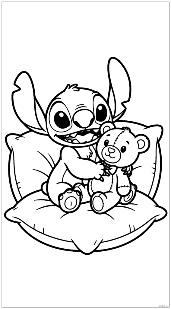 Schattige Stitch knuffelt zijn favoriete teddybeer terwijl hij op een zacht kussen zit